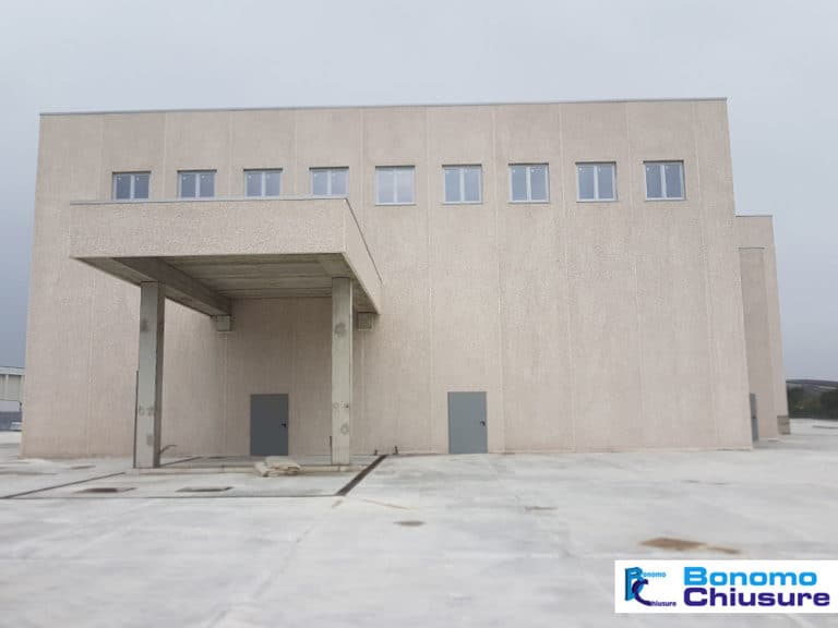 Serramenti e infissi in pvc alluminio in capannone industriale provincia milano monza brianza