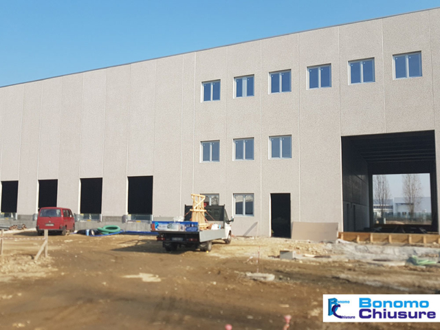 Serramenti e infissi in pvc alluminio in capannone industriale provincia milano monza brianza