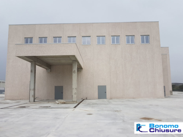 Serramenti e infissi in pvc alluminio in capannone industriale provincia milano monza brianza